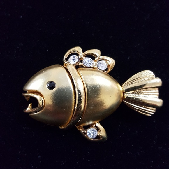 Snuggle tooth Fish pin - Picture 1 of 3
